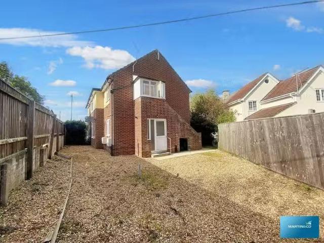 Cozy 1 BA 2 bedroom apartment for rent in Hightown Road, Ringw.