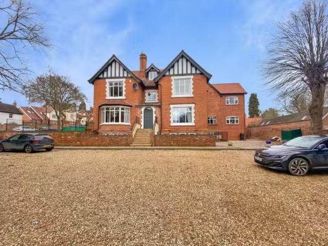 Just in! 1 BA 2 bedroom apartment for rent in Neville Court, A.