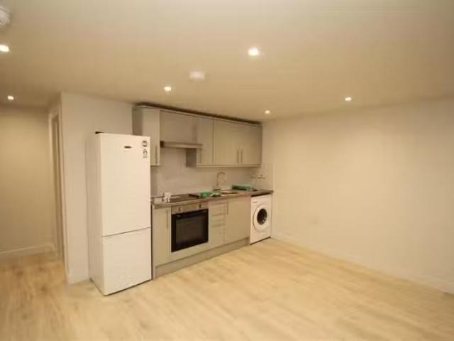 Deal! 1 BA 2 bedroom apartment for rent in Roman Road, London.