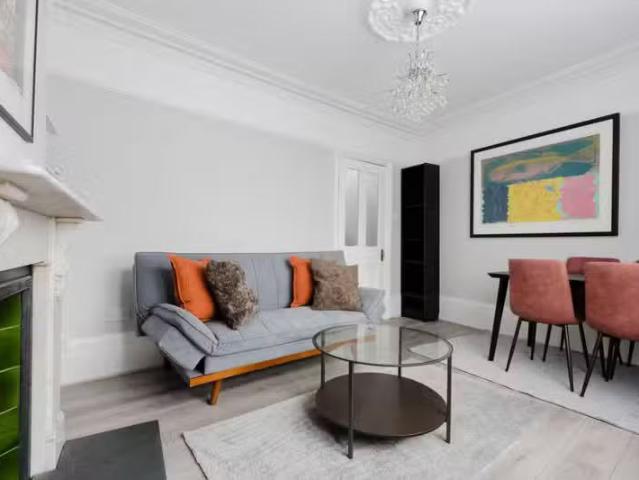 For Rent! 1 BA 2 bedroom apartment for rent in Roman Road, Lon.