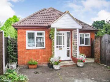 For Rent! 1 BA 2 bedroom bungalow for rent in Main Road, Danbu.