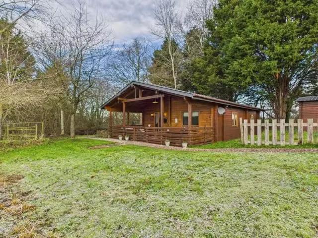 Just in! 1 BA 2 bedroom chalet for rent in Rake Lane, Chorlton.