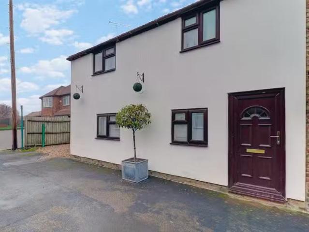 Cheap 1 BA 2 bedroom cottage for rent in Penparte Street, Sout.