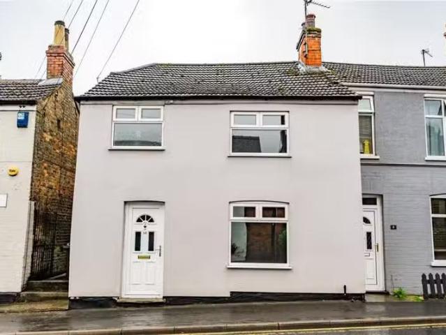 Deal! 1 BA 2 bedroom end of terrace house for rent in High Str.