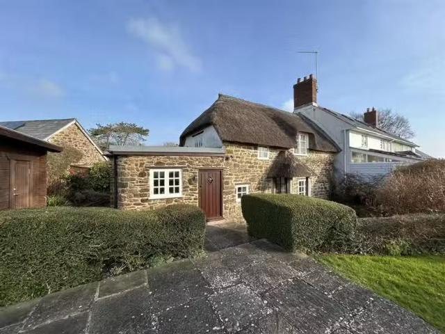 Charming 1 BA 2 bedroom end of terrace house for rent in Highe.
