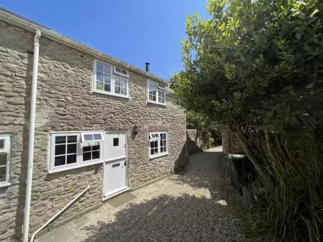 Nice 1 BA 2 bedroom end of terrace house for rent in Rectory L.