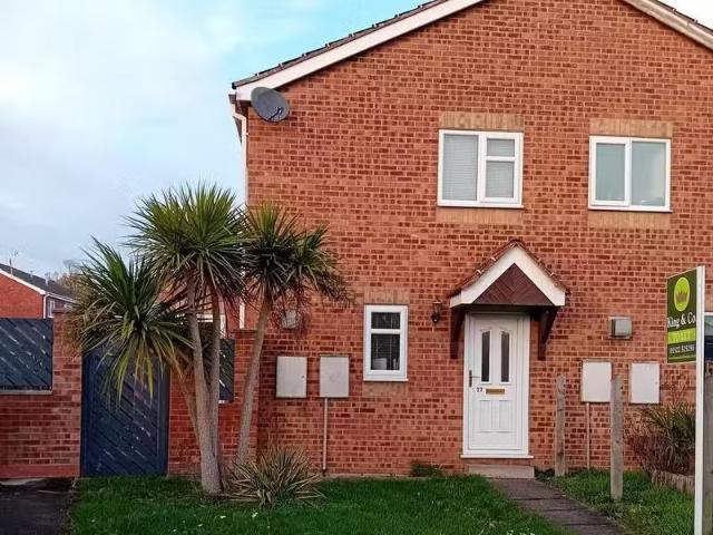 Deal! 1 BA 2 bedroom end of terrace house for rent in Woodhill.