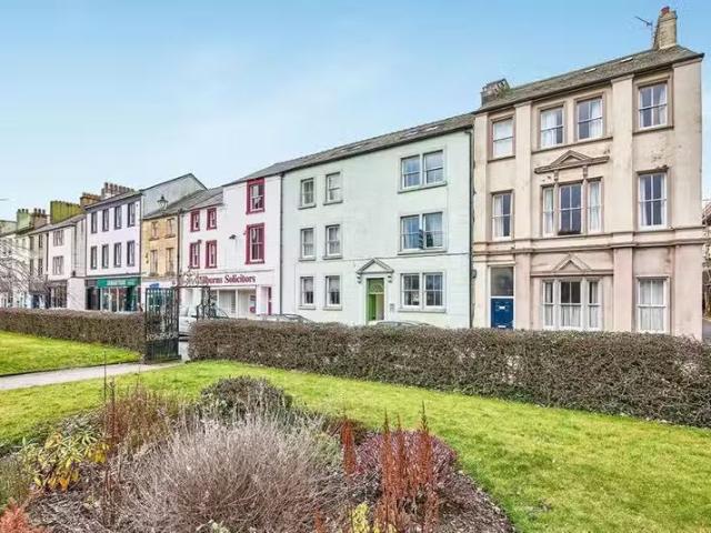 Just in! 1 BA 2 bedroom flat for rent in College Street, White.