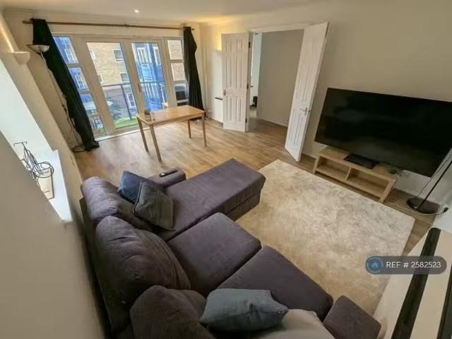 Nice 1 BA 2 bedroom flat for rent in Campania Building, London.