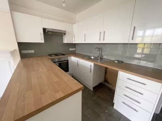 Cozy 1 BA 2 bedroom flat for rent in Christchurch Road, Boscom.