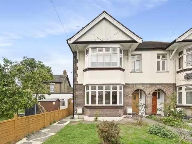 Charming 1 BA 2 bedroom flat for rent in Ashley Road, London.