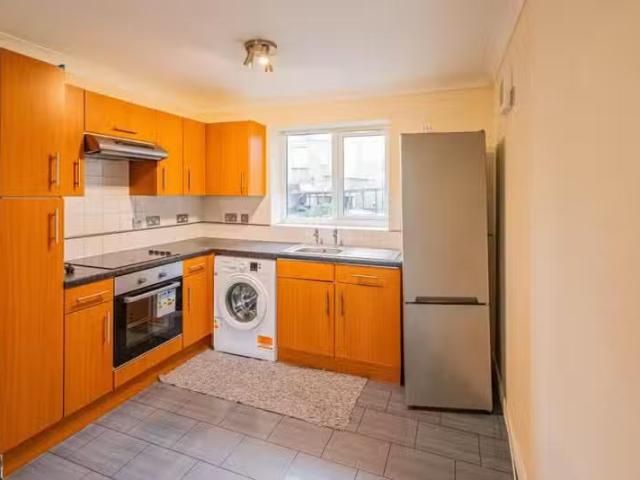 Deal! 1 BA 2 bedroom flat for rent in Braemar Crescent, Bristo.