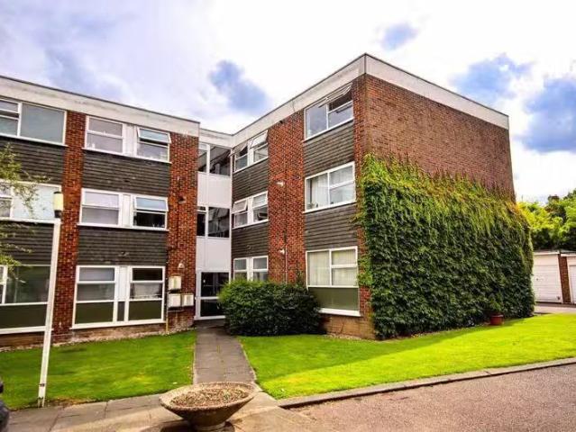 For Rent! 1 BA 2 bedroom flat for rent in Hutton Road, Shenfie.