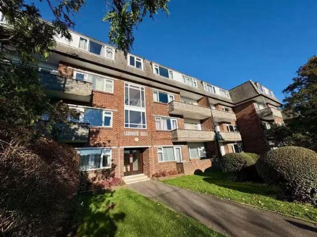 Unique 1 BA 2 bedroom flat for rent in Laburnum House, Redhill.