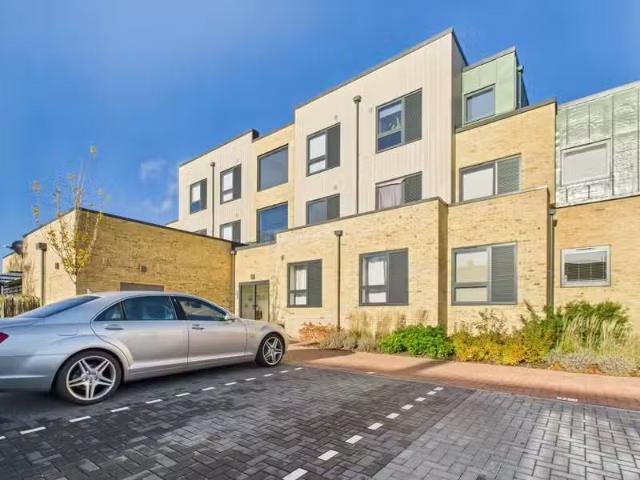 For Rent! 1 BA 2 bedroom flat for rent in Lancaster House, Cap.