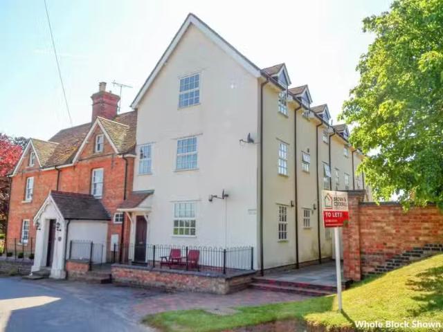 Unique 1 BA 2 bedroom flat for rent in Newton Court, Newton, R.