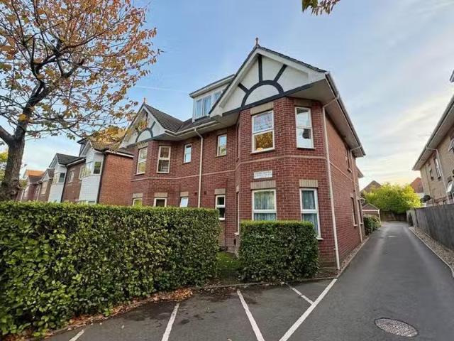 Deal! 1 BA 2 bedroom flat for rent in Richmond Park Road, Char.