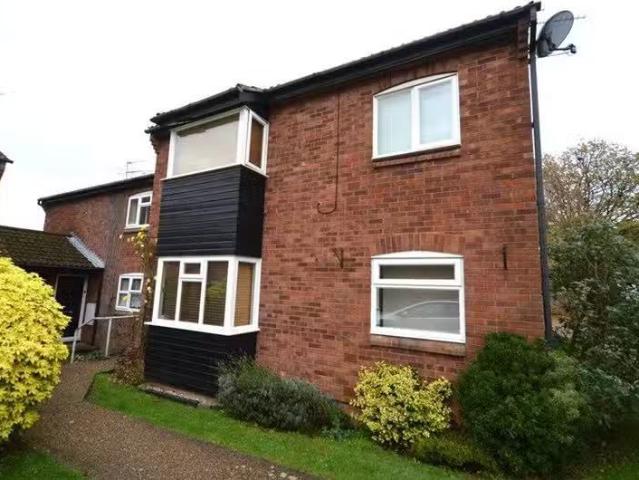 Unique 1 BA 2 bedroom flat for rent in Runcie Close, St Albans.