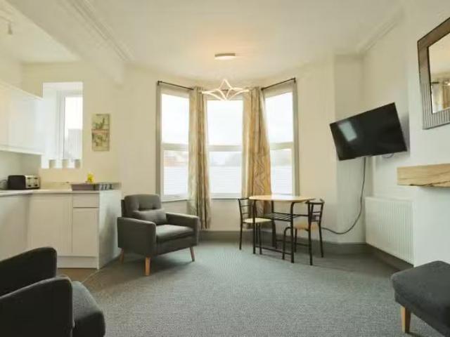 New 1 BA 2 bedroom flat for rent in Winchester Road, Bristol.