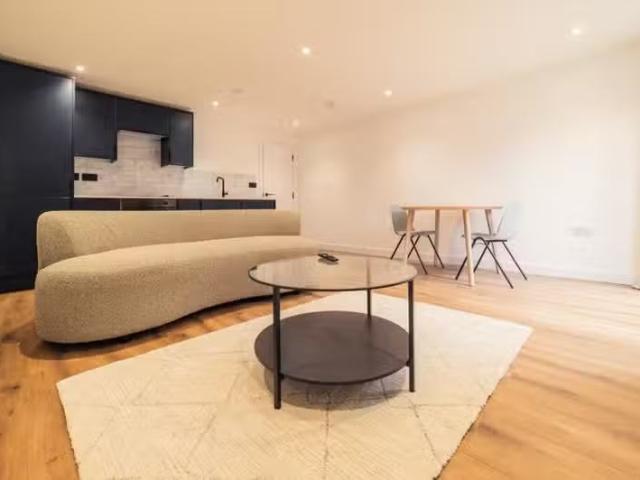 New 1 BA 2 bedroom ground floor flat for rent in Penarth Road.