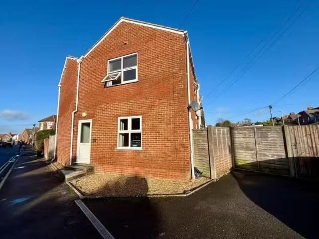 Cheap 1 BA 2 bedroom house for rent in Heckford Road, Poole, B.