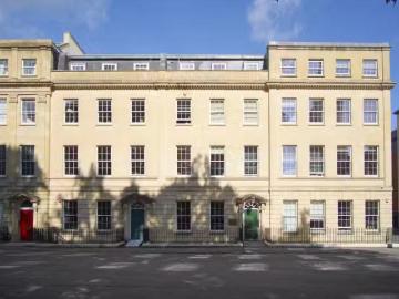 Cozy 1 BA 2 bedroom property for rent in Flat, Portland Squar.