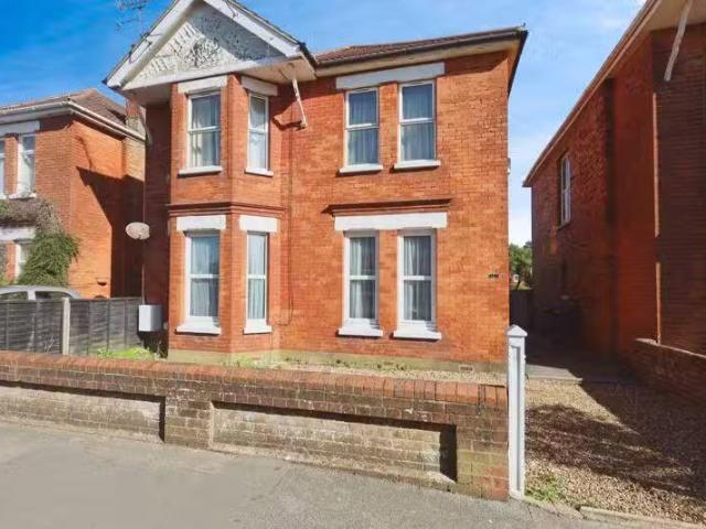 For Rent! 1 BA 2 bedroom property for rent in Kings Road, Bour.