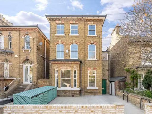 Unique 1 BA 2 bedroom property to let in Milton Road, London.
