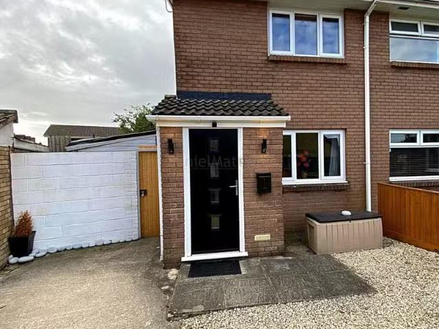 Rental! 1 BA 2 bedroom semi detached house for rent in Hunters.