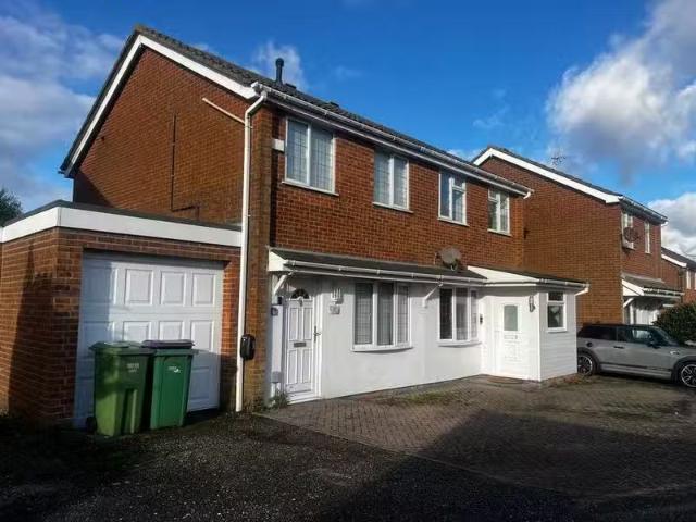 Unique 1 BA 2 bedroom semi detached house for rent in Octavian.