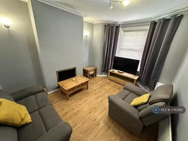 Cozy 1 BA 2 bedroom terraced house for rent in Maybank Road, B.