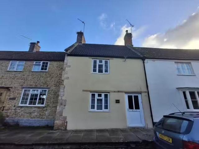 Just in! 1 BA 2 bedroom terraced house for rent in South Stree.