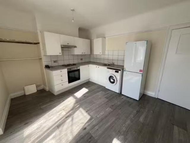 Rental! 1 BA 4 bedroom apartment for rent in 31 St Peters Road.