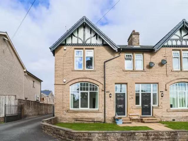 For Rent! 1 BA 4 bedroom apartment for rent in Rimington Lane.
