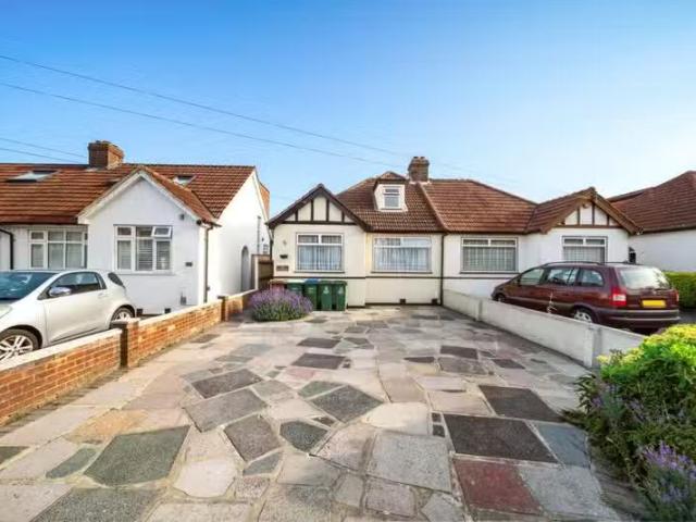 Rental! 1 BA 4 bedroom bungalow for rent in Old Farm Avenue, S.