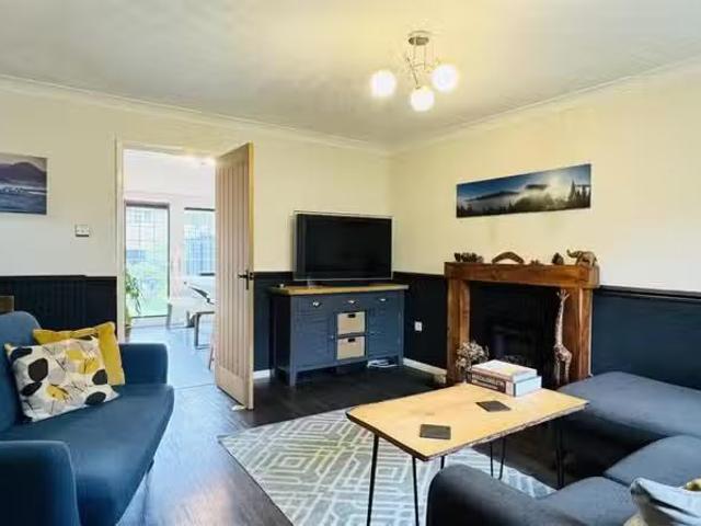 Cozy 1 BA 4 bedroom detached house for rent in Blackberry Aven.
