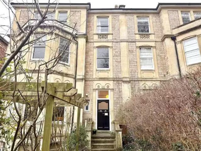 Cozy 1 BA 4 bedroom flat for rent in 44 Apsley Road, Clifton.