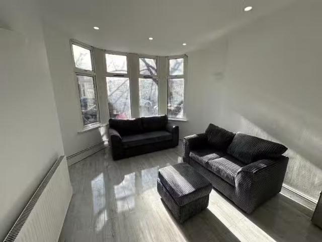 For Rent! 1 BA 4 bedroom flat for rent in Flat 1, Marlborough.