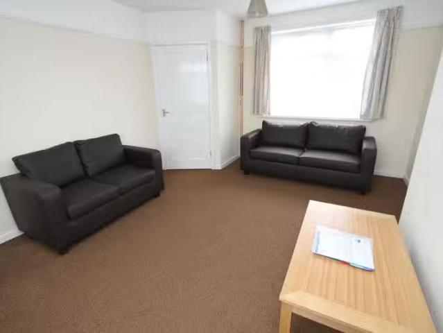 Nice 1 BA 4 bedroom semi detached house for rent in Hawthorn R.