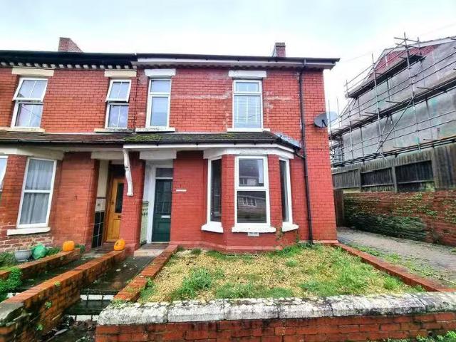 Just in! 1 BA 4 bedroom semi detached house for rent in The Cr.