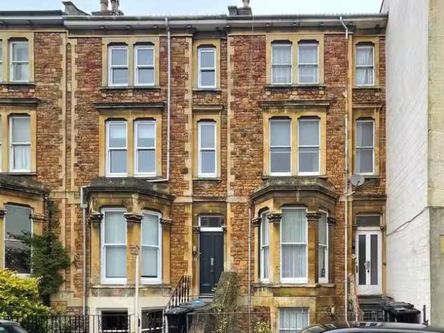For Rent! 1 BA 5 bedroom maisonette for rent in Alma Vale Road.