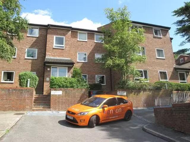 Unique 1 BA Studio flat for rent in Montana Close, South Croyd.