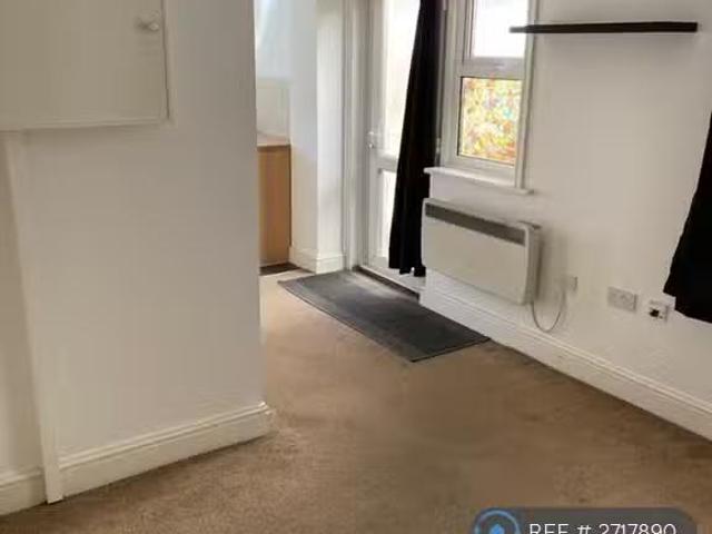 Charming 1 BA Studio flat for rent in Windsor Road, Bournemout.