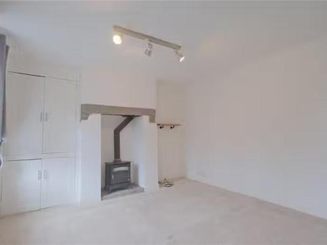Cozy 1 bedroom terraced house for rent in East Hill Street, Ba.