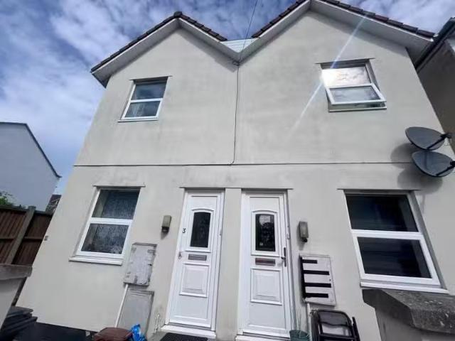Cozy 1 bedroom apartment for rent in Edward Street, Eastville.