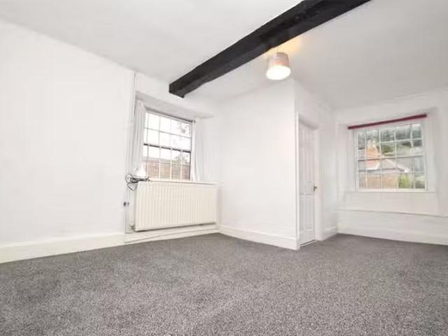 Rental! 1 bedroom apartment for rent in High Street, Winterbou.