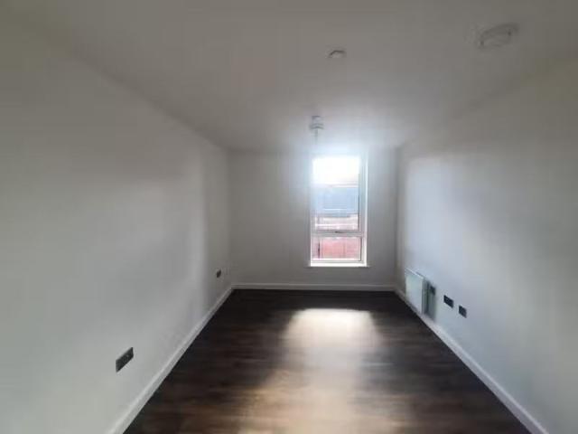 Cheap 1 bedroom apartment for rent in Moseley Gardens, 150 Mos.