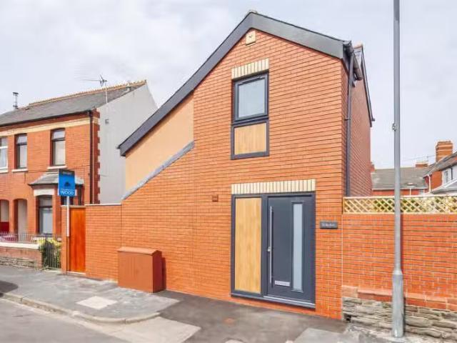 Deal! 1 bedroom detached house for rent in Hawthorn Road West.