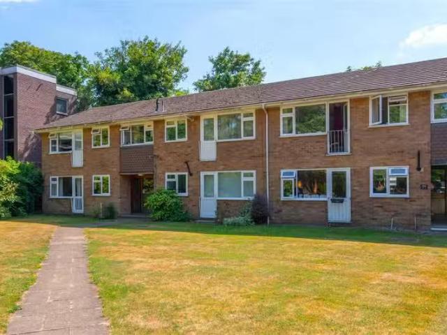 Cheap 1 bedroom flat for rent in Cumberland Court, Carlisle Av.