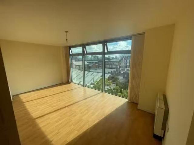 Rental! 1 bedroom flat for rent in Platinum, 87 Branston Stree.